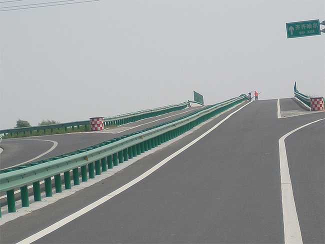 武威高速公路护栏的材质与规格